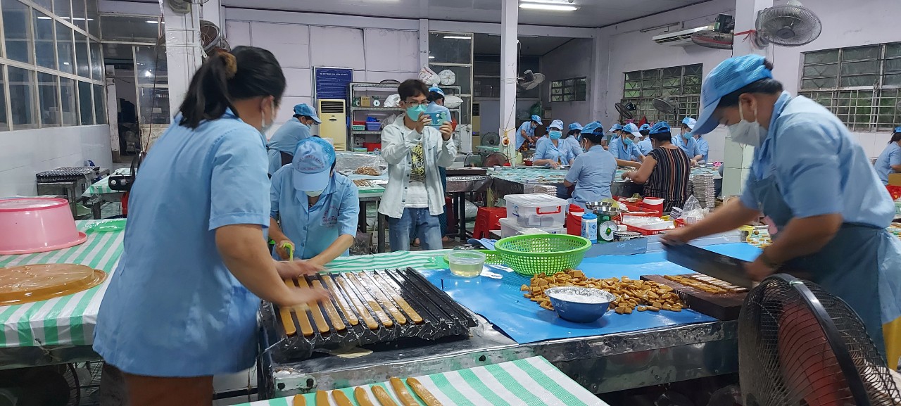 Công nhân cắt kẹo dừa bằng dao